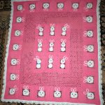 Couverture rose ajourée avec des lapins pour une petite fille