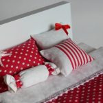 Pois blancs sur fond rouge pour le lit de poupée