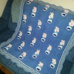 Couverture tricotée bleue pour bébé