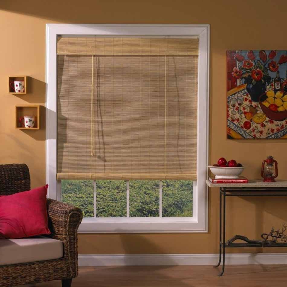 Fenêtre dans le salon avec un rideau de bambou