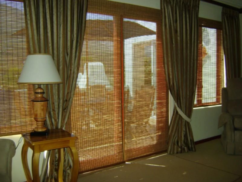 Portes avec rideaux de bambou dans le salon d'une maison privée