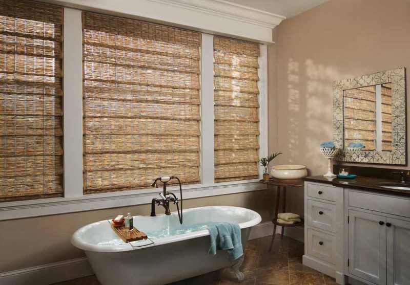 Intérieur de la salle de bain avec rideaux de bambou