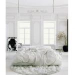 Chambre blanche de style minimalisme avec un matelas à même le sol pour dormir et se détendre