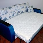 Surmatelas blanc avec élastiques pour un canapé-lit
