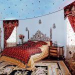Rideaux bordeaux à motif de lambrequins rigides et tulle dans la chambre à coucher avec haut plafond