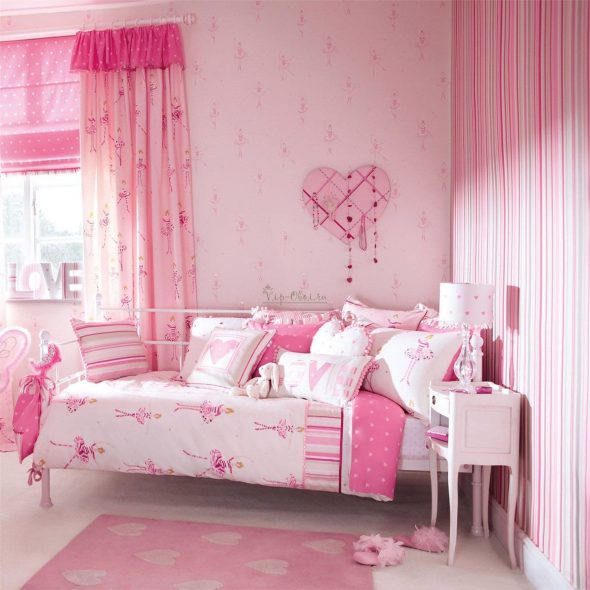 Chambre rose avec rideaux roses