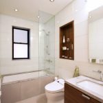 Design de salle de bain avec une fenêtre