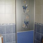 Rideau en plastique avec un motif dans une salle de bains moderne
