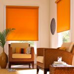 Conception de salon avec des rideaux orange
