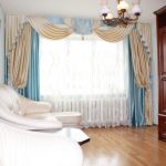 Bleu et or sont parfaits pour les rideaux dans un style classique.