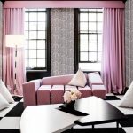 Salon de style contemporain avec un canapé et des rideaux rose pâle