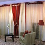 La combinaison de rideaux bicolores pour le salon - une combinaison de rouge et de blanc