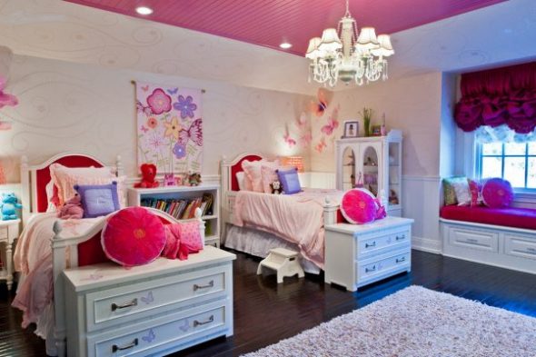Chambre décorée dans des couleurs vives avec des accents lumineux