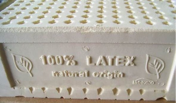Le latex naturel a un soupçon de crème épaisse.