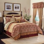 Confection de rideaux et de couvre-lits sur le lit de deux tissus combinés