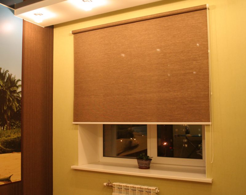 Type de rouleau de rideau brun sur la fenêtre de la cuisine