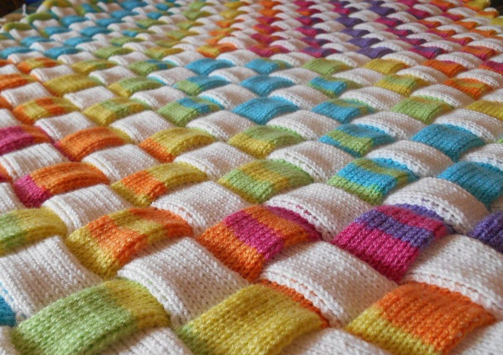 La dernière étape du tapis à tricoter