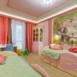 Rideaux roses droits avec tulle dans la chambre pour les enfants