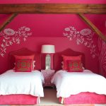 Rideaux roses droits dans une chambre rose pour deux filles