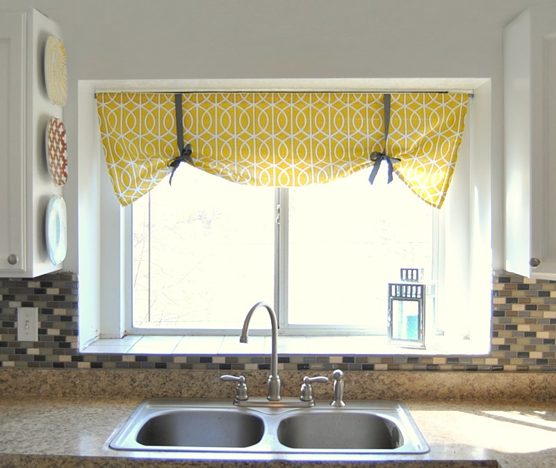 Fenêtre de la cuisine avec rideau jaune romain sans cadre