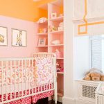 Murs de carotte dans la chambre de bébé