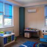 Conception de la chambre d'enfants avec des rideaux bleus