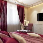Chambre luxueuse et élégante avec rideaux rouges et marrons et mobilier blanc