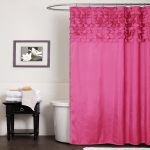 Rideau de douche rose dans la salle de bain