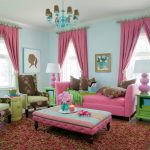 Les rideaux roses et les meubles roses ont fière allure dans une chambre pour fille