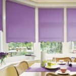 Rideaux violets sur les fenêtres de la salle à manger