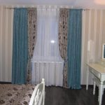 Rideaux et couvre-lit bleu-gris sur le lit dans la chambre