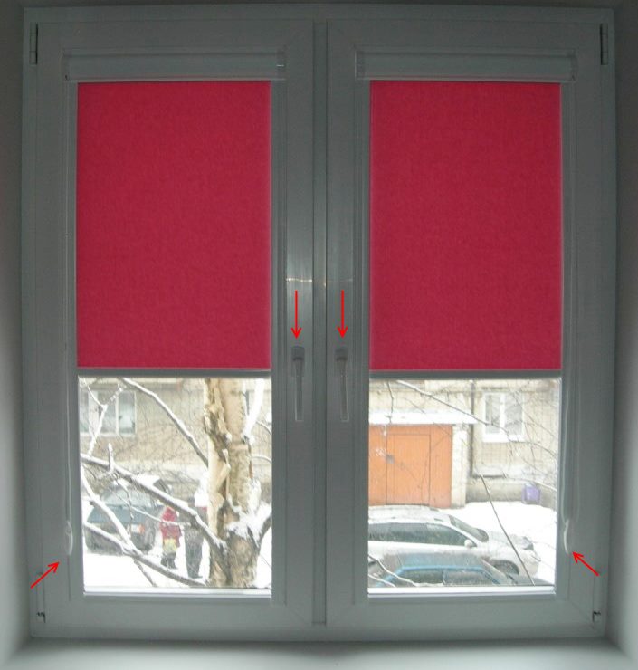 Rideaux à rideaux roses sur une fenêtre en plastique