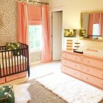 Des rideaux de couleur corail rempliront la chambre ou la chambre de bébé en été chaud et lumineux