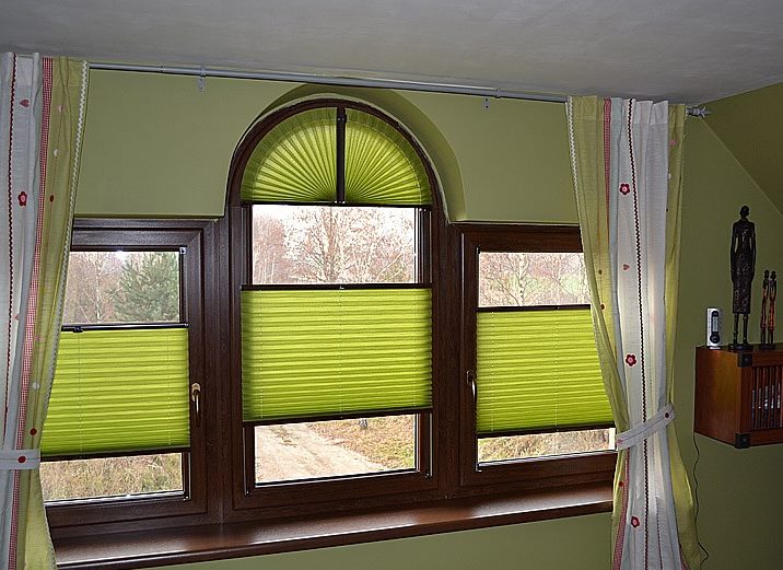Fabrication de fenêtres en plastique cintrées avec des rideaux plissés