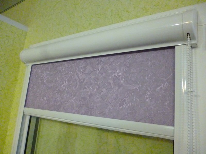 Système de rideaux aveugles UNI 2 sur une fenêtre en plastique