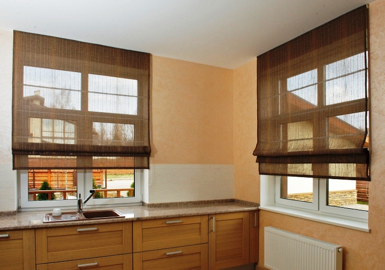 Rideaux synthétiques translucides de type romain aux fenêtres de la cuisine