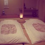 Literie japonaise traditionnelle sous la forme d'un matelas, étendue pendant la nuit pour dormir et nettoyée le matin dans le placard
