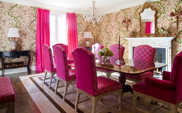 Rideaux et chaises roses