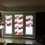 Fleurs lumineuses sur les rideaux de polyester
