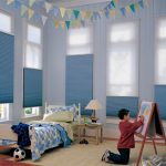 Rideaux bleus dans la chambre des enfants du jeune artiste
