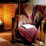 Beau couvre-lit patchwork pour un fauteuil confortable au coin du feu