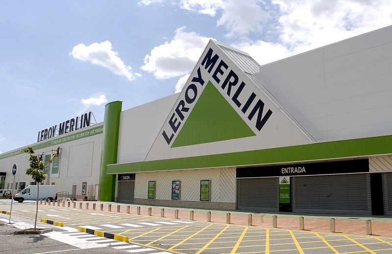 Complexe commercial Lerau Merlin vendant des matériaux de finition et de construction