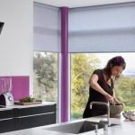 Rideaux gris clair pour les fenêtres de cuisine