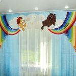 Pelmet arc-en-ciel avec nuages ​​pour la chambre des enfants