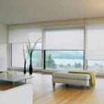 Fenêtres panoramiques dans le salon d'une maison privée