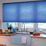 Fenêtre de la cuisine avec des stores bleus
