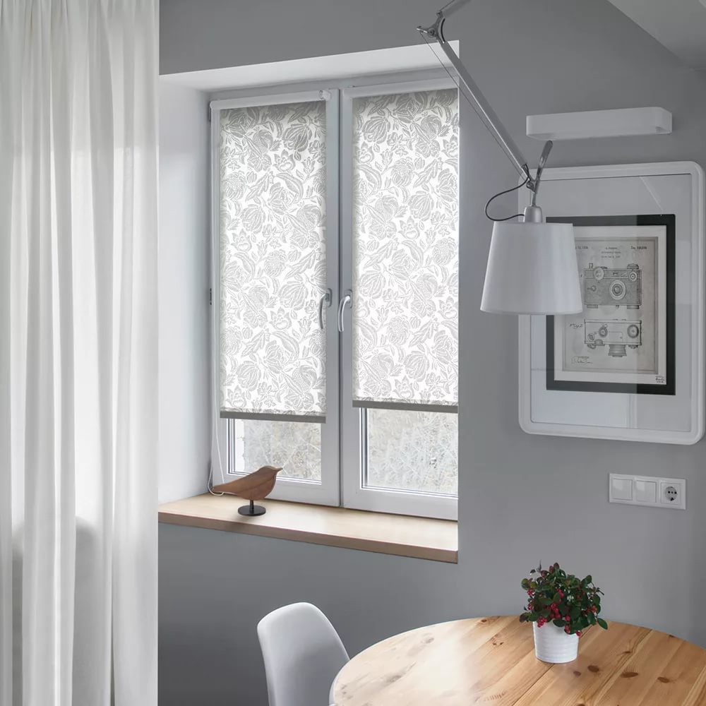 Combinaison de décoration de fenêtre avec des rideaux droits