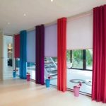 Décorer une grande fenêtre avec des rideaux multicolores