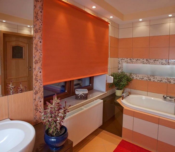 Black-out orange à l'intérieur de la salle de bain