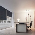 La conception du salon dans un style minimaliste avec des rouleaux sur les fenêtres
